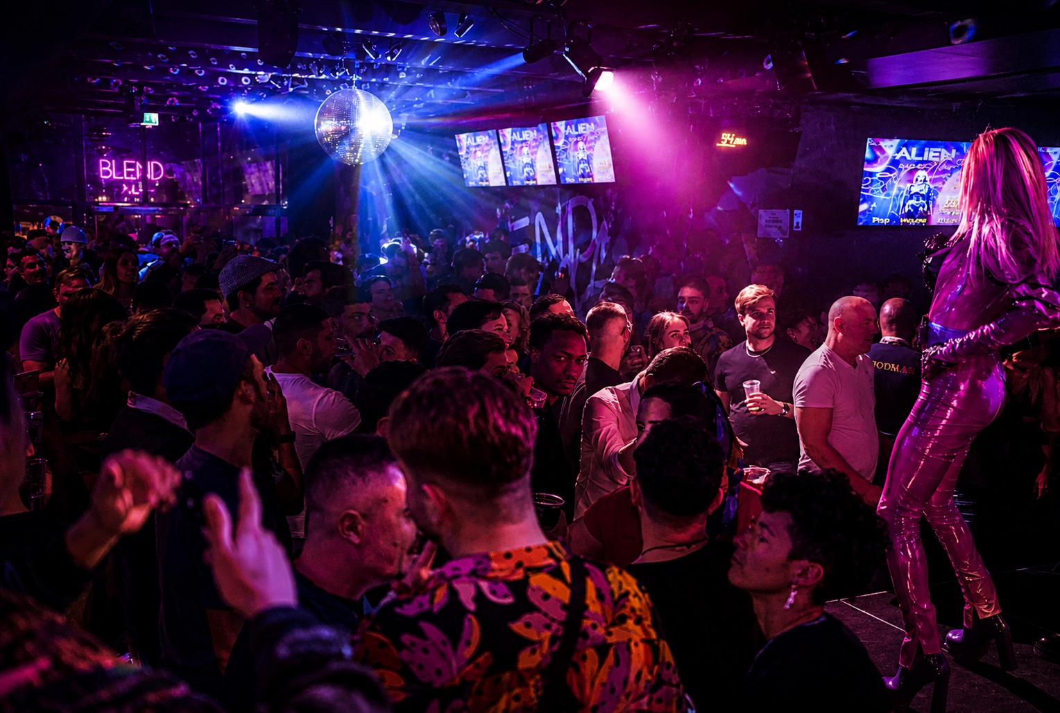 Inside Blend XL, Reguliersdwarsstraat 44 Cinematic interior of Blend XL Amsterdam with violet lighting and dancefloor energy