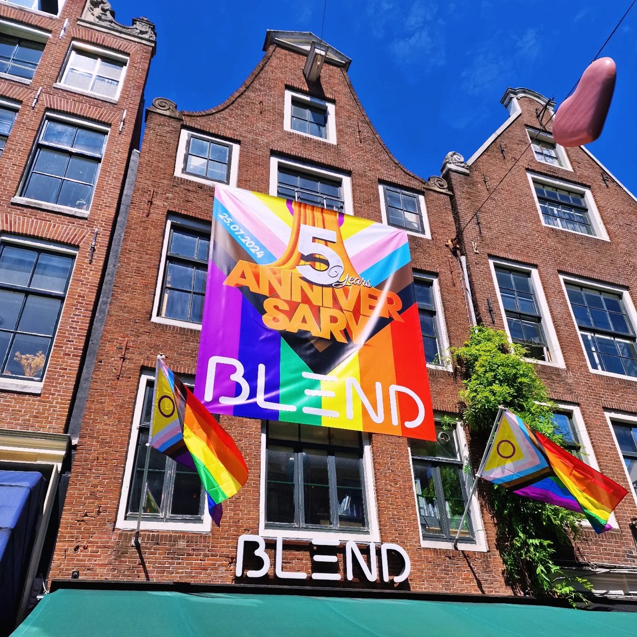 Hands up at Bar Blend Hands up on the Bar Blend dancefloor in Amsterdam